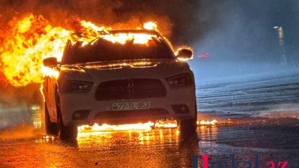 Bakıda Hərbi Prokurorluğun yaxınlığında avtomobil yanır 